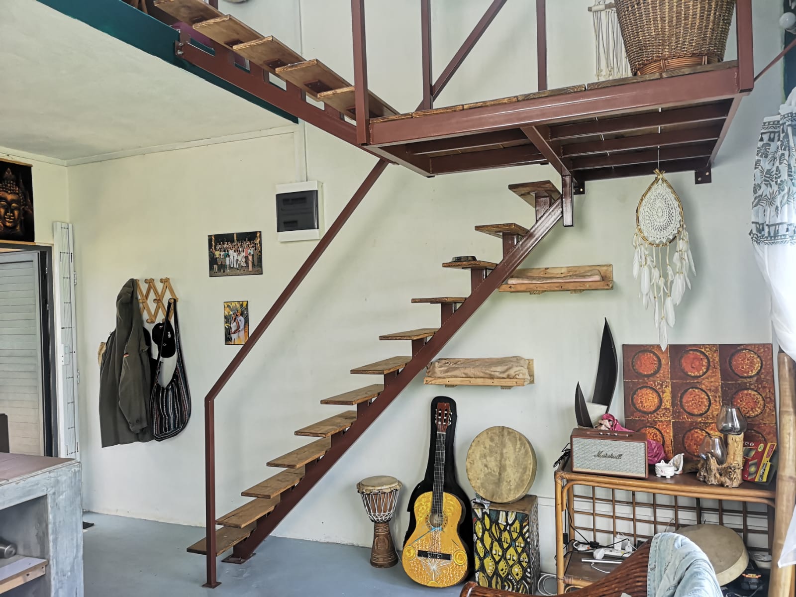 Construction d'un escalier métal et bois pour une maison hors réseau : espace réduit, délai serré