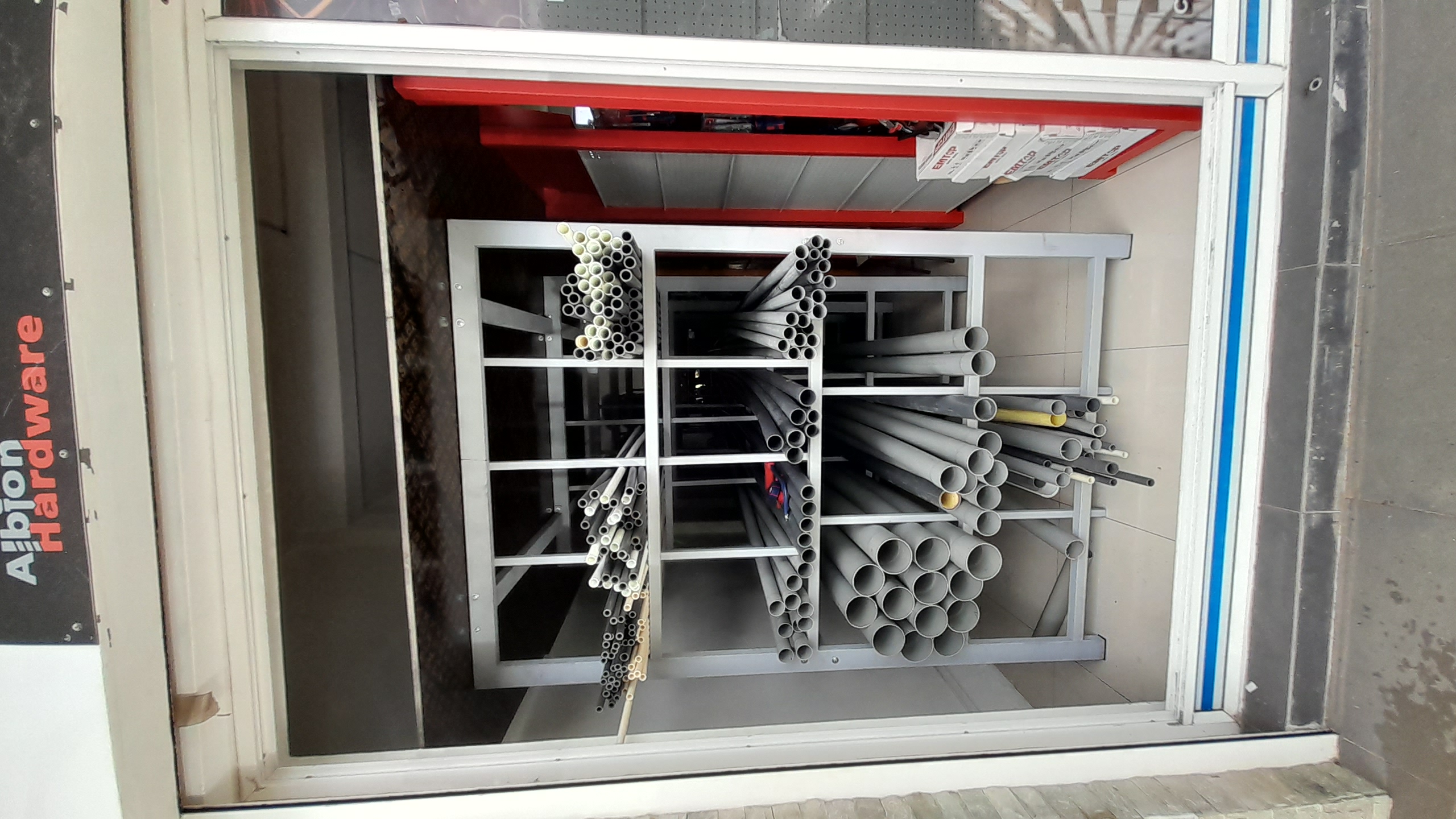 Construction d'un rack polyvalent pour tubes/tuyaux pour une quincaillerie à Albion